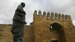 estatua de seneca en la puerta de almodovar